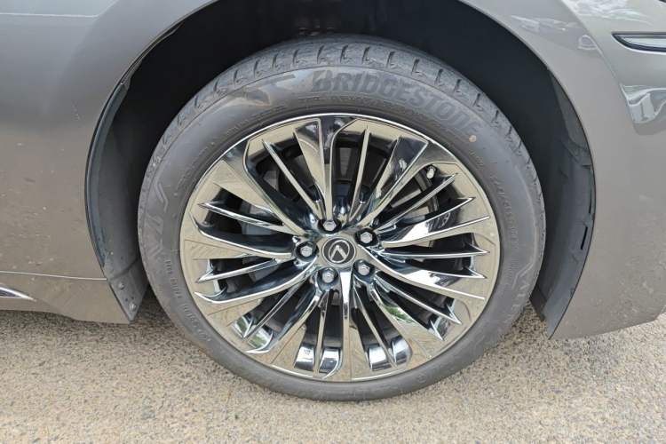 Used Lexus LS 2018 500h Executive Edition China VI Right Front Wheel Hub