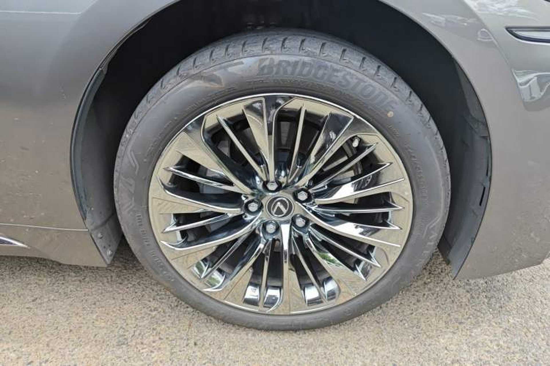 Used Lexus LS 2018 500h Executive Edition China VI Right Front Wheel Hub