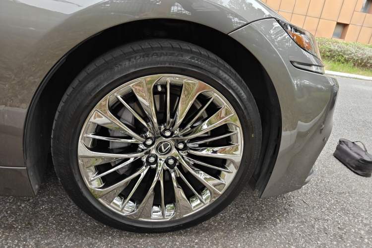 Used Lexus LS 2018 500h Executive Edition China VI Right Front Wheel Hub