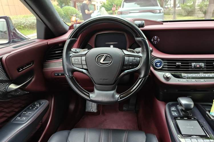Used Lexus LS 2018 500h Executive Edition China VI Steering Wheel