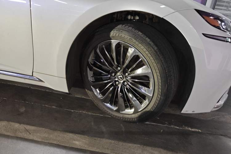 Used Lexus LS 2018 350 Excellence Edition China V Standard Right Front Wheel Hub