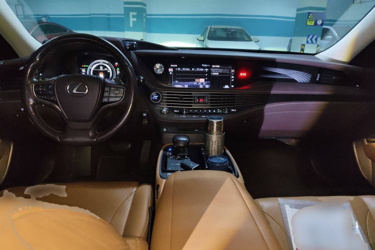 Used Lexus LS 2020 500h Excellence Edition China VI standard Center Console