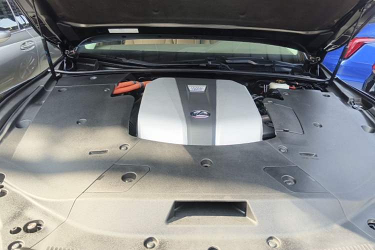 Used Lexus LS 2020 500h Excellence Edition China VI standard Engine Bay