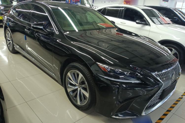 Used Lexus LS 2020 500h Excellence Edition China VI standard Front Right 45 Deg