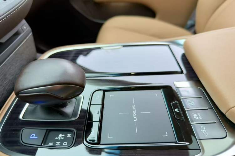 Used Lexus LS 2020 500h Excellence Edition China VI standard Interior 3
