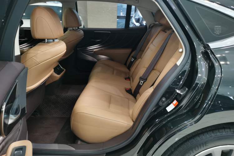 Used Lexus LS 2020 500h Excellence Edition China VI standard Interior 4
