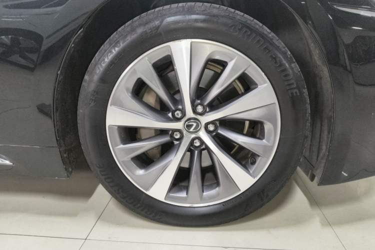 Used Lexus LS 2020 500h Excellence Edition China VI standard Right Front Wheel Hub