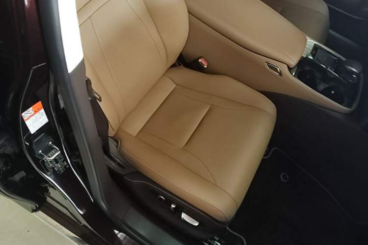 Used Lexus LS 2020 500h Excellence Edition China VI standard Right Front Seat
