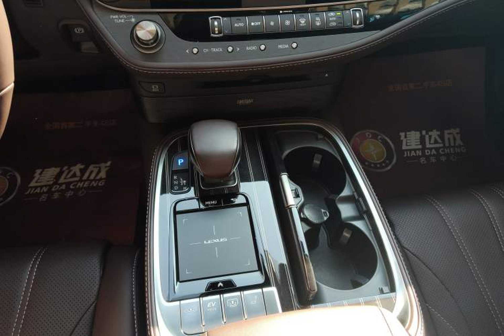 Used Lexus LS 2020 500h Luxury Edition China VI Standard Gear Lever