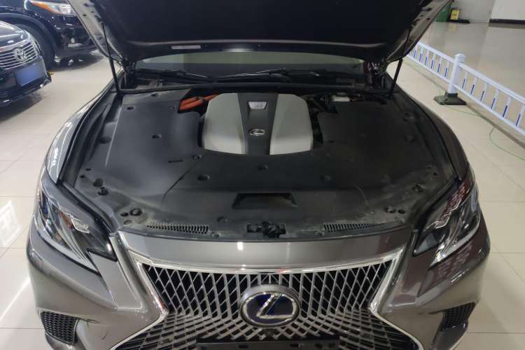 Used Lexus LS 2020 500h Excellence Edition China VI standard Engine Bay