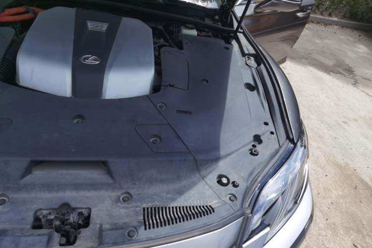 Used Lexus LS 2020 500h Executive Version China VI Standard Engine Bay Left