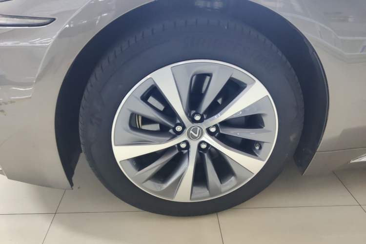 Used Lexus LS 2020 500h Excellence Edition China VI standard Left Front Wheel Hub
