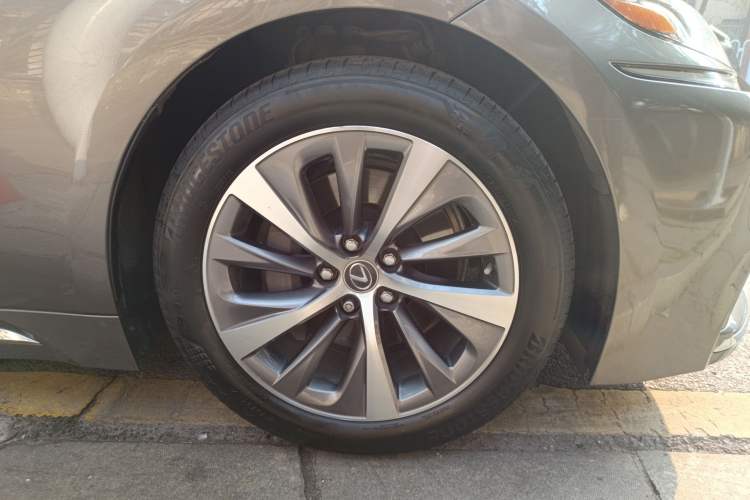 Used Lexus LS 2020 500h Excellence Edition China VI standard Right Front Wheel Hub