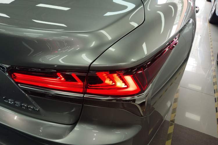 Used Lexus LS 2020 500h Excellence Edition China VI standard Right Rear Taillight