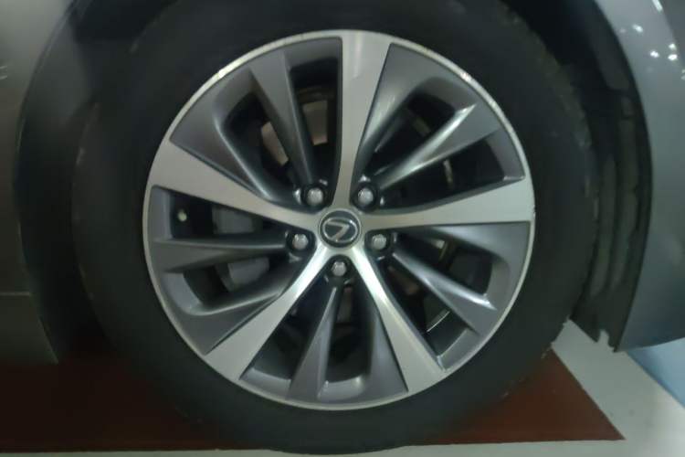Used Lexus LS 2020 500h Excellence Edition China VI standard Right Front Wheel Hub