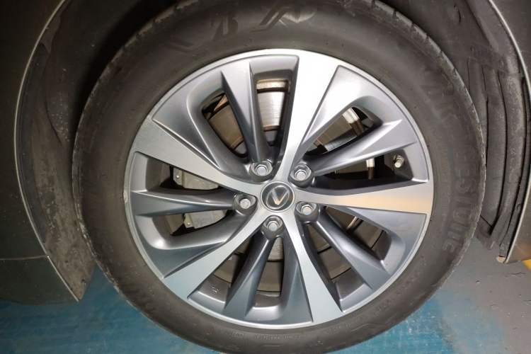 Used Lexus LS 2020 500h Excellence Edition China VI standard Right Front Wheel Hub