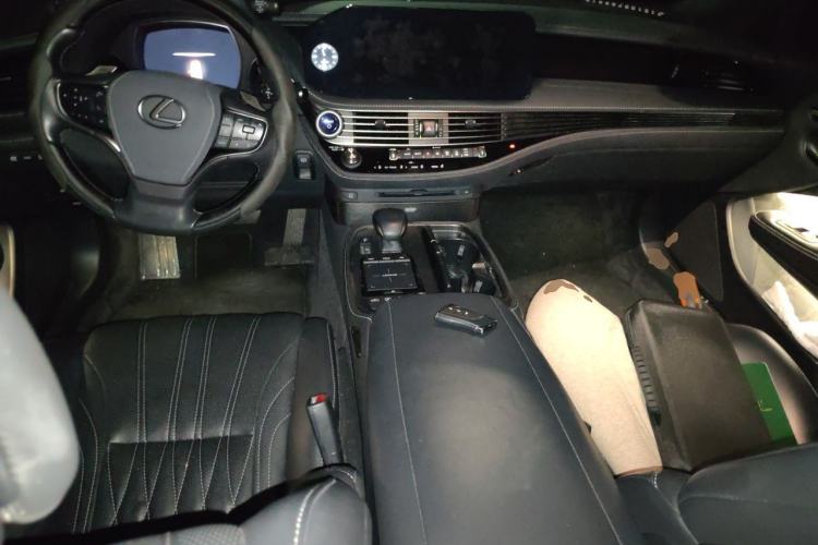 Used Lexus LS 2021 500h Executive Edition Center Console