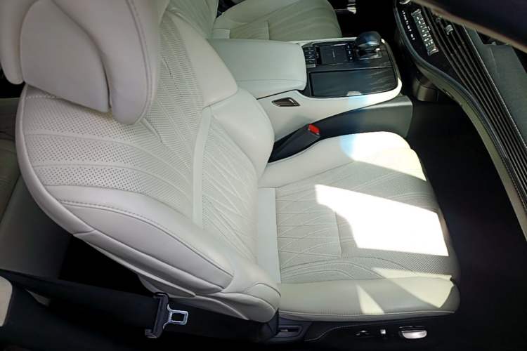 Used Lexus LS 2021 500h Executive Edition Right Front Seat
