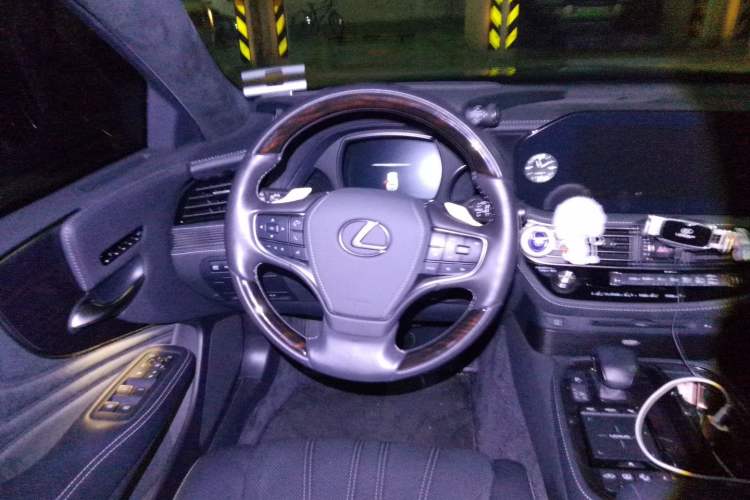 Used Lexus LS 2021 500h Luxury Edition Steering Wheel
