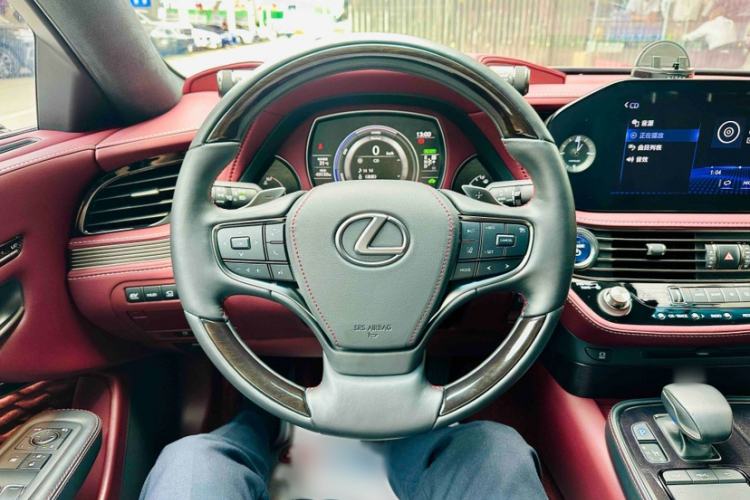 Used Lexus LS 2021 500h Executive Edition Interior 9