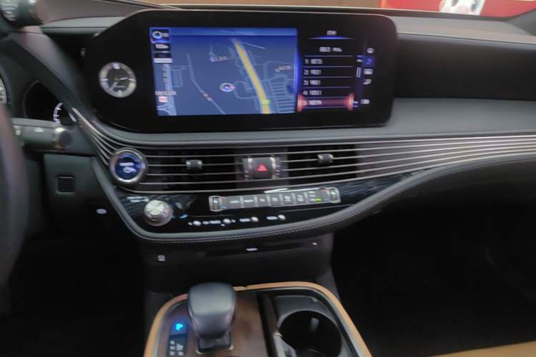 Used Lexus LS 2021 500h Excellence Edition Audio And AC Panel