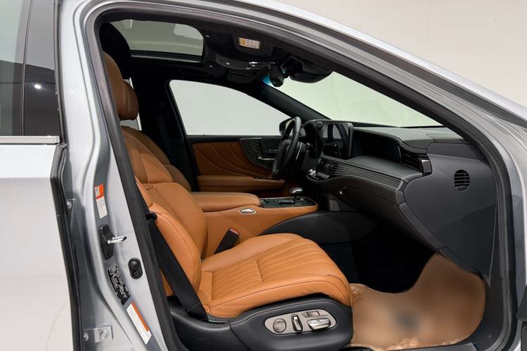 Used Lexus LS 2021 500h Executive Edition Right Front Seat