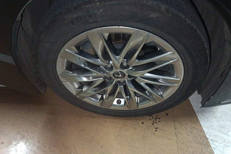 Used Lexus LS 2023 500h Luxury Edition Right Front Wheel Hub