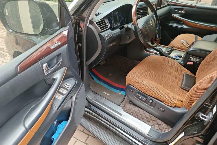 Used Lexus LX 2009 570 Interior 3