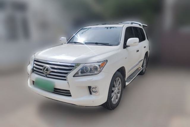 Used Lexus LX 2011, 570, 5.7-liter engine, 8-seater, with a sunroof and power seats in both the front and rear rows. Front seats feature ventilation and heating. Middle East specification.