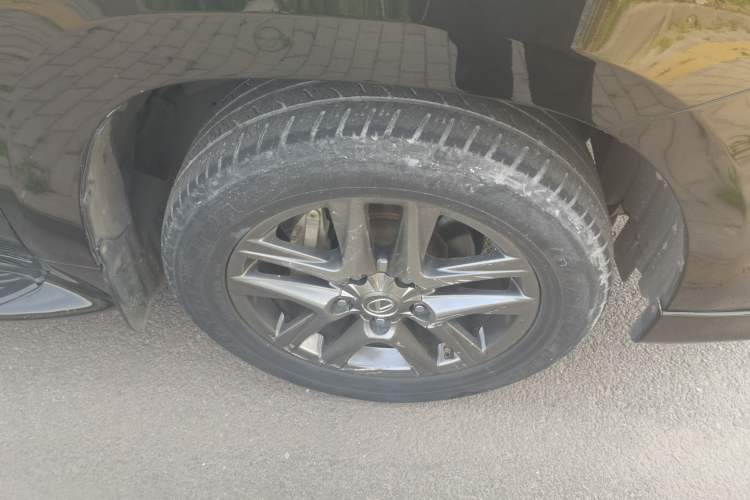 Used Lexus LX  Right Front Wheel Hub
