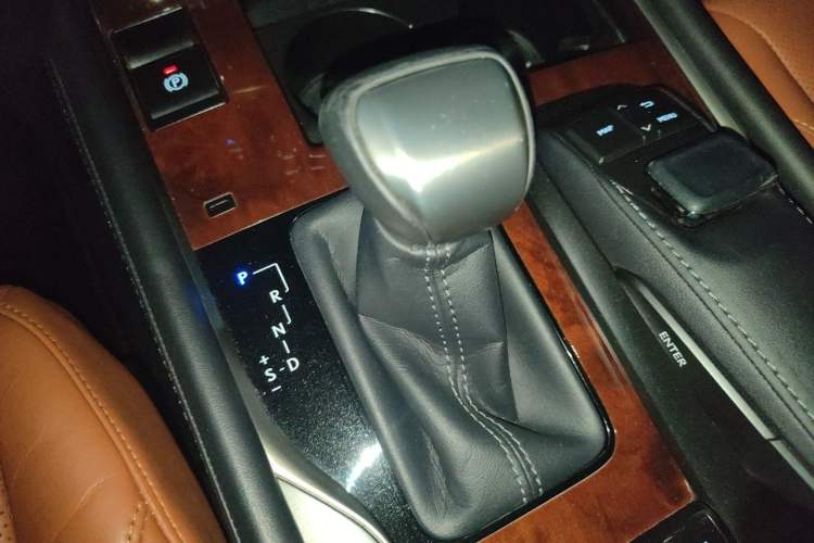 Used Lexus LX 2016 570 Prestige Luxury Edition Gear Lever