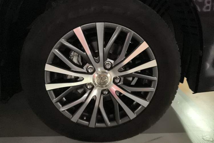 Used Lexus LX 2016 570 Dynamic Luxury Edition Right Front Wheel Hub