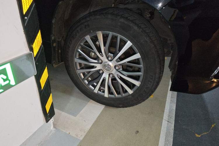 Used Lexus LX 2017 570 Dynamic Luxury Edition Right Front Wheel Hub
