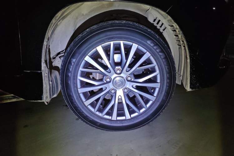 Used Lexus LX 2017 570 Dynamic Luxury Edition Right Front Wheel Hub