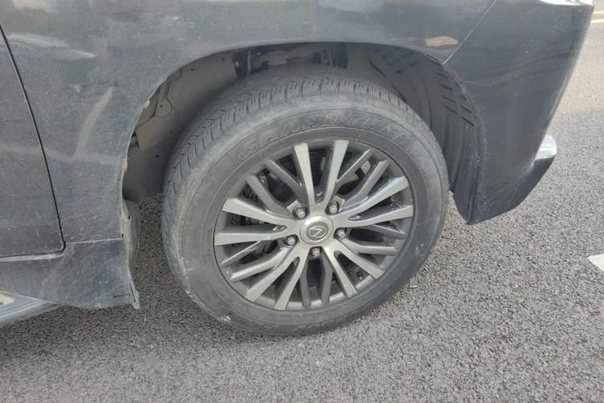 Used Lexus LX 2017 570 Dynamic Luxury Edition Right Front Wheel Hub