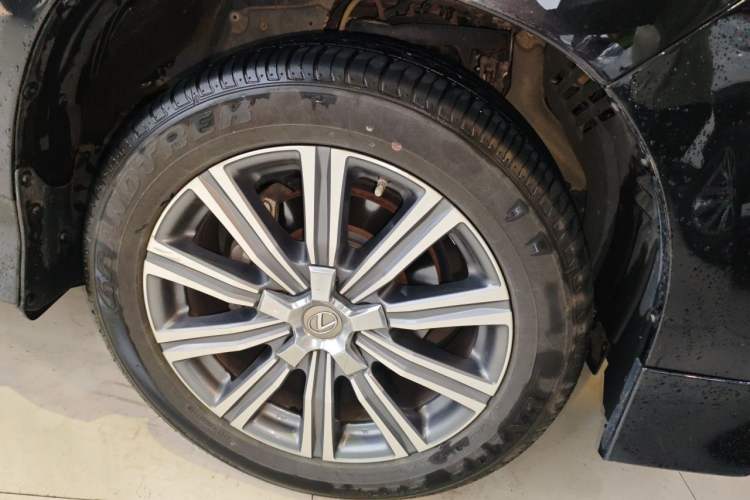 Used Lexus LX 2017 570 Prestige Luxury Edition Right Front Wheel Hub