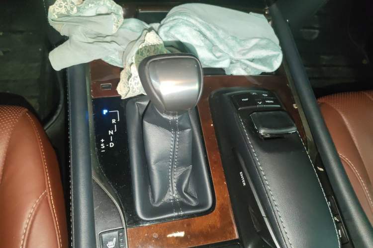 Used Lexus LX 2017 570 Prestige Luxury Edition Gear Lever