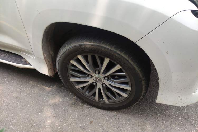 Used Lexus LX 2017 570 Dynamic Luxury Edition Right Front Wheel Hub