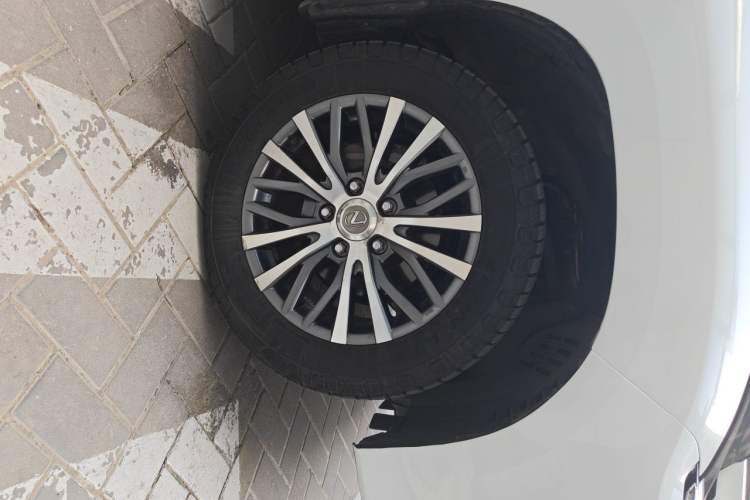 Used Lexus LX 2017 570 Dynamic Luxury Edition Right Front Wheel Hub