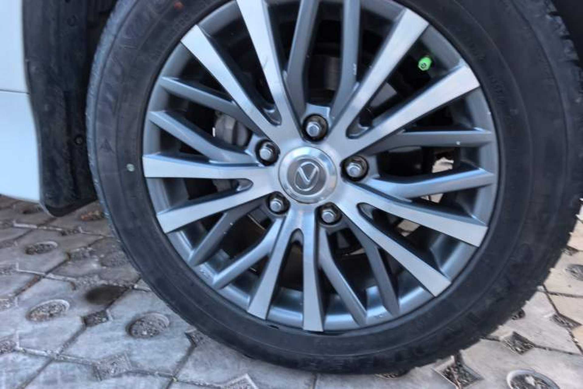Used Lexus LX 2017 570 Dynamic Luxury Edition Right Front Wheel Hub