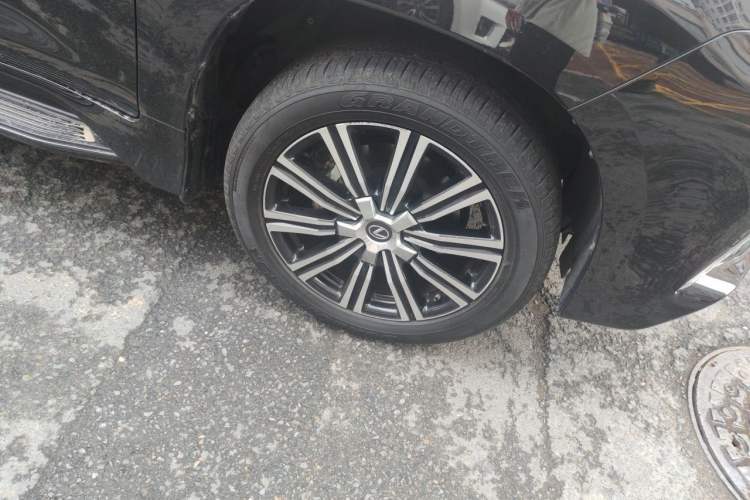 Used Lexus LX  Right Front Wheel Hub