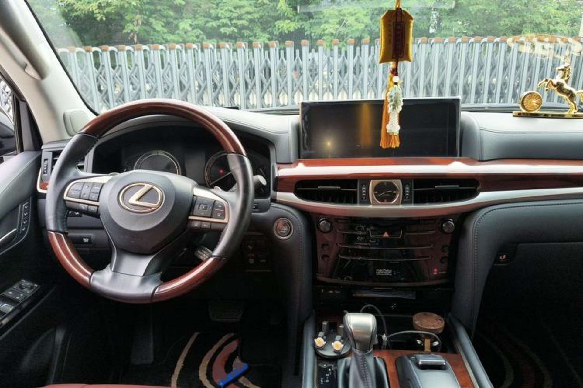 Used Lexus LX  Center Console