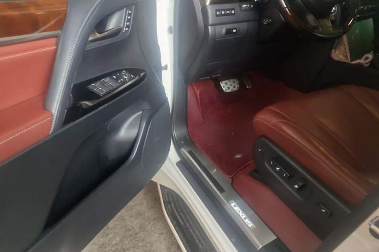 Used Lexus LX  Driver Seat