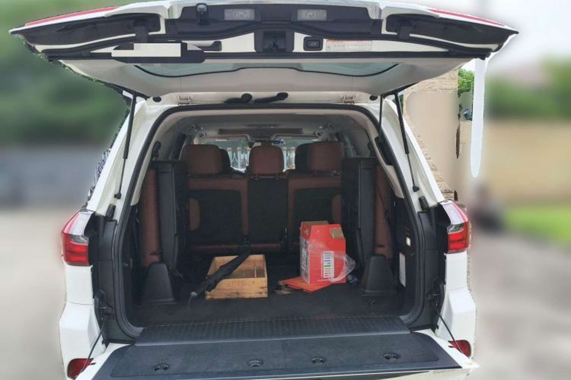 Used Lexus LX  Trunk