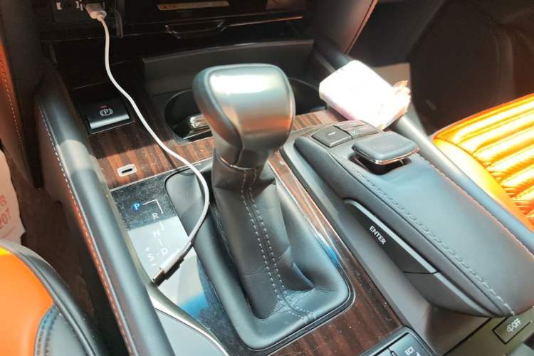 Used Lexus LX 2019 570 Prestige Luxury Edition Gear Lever