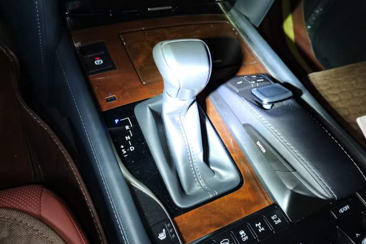 Used Lexus LX 2019 570 Dynamic Luxury Edition Gear Lever