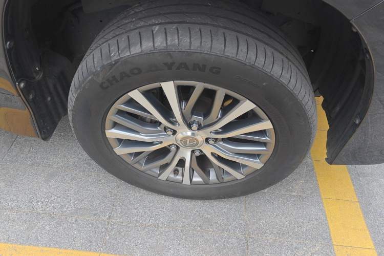 Used Lexus LX 2019 570 Dynamic Luxury Edition Right Front Wheel Hub