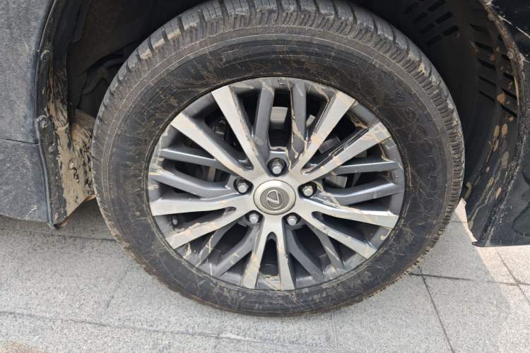 Used Lexus LX 2019 570 Dynamic Luxury Edition Right Front Wheel Hub