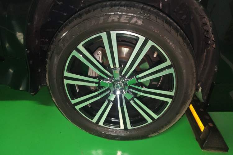 Used Lexus LX 2019 570 Dynamic Luxury Edition Right Front Wheel Hub