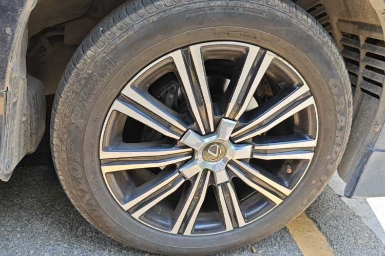 Used Lexus LX 2019 570 Peak Special Edition Right Front Wheel Hub